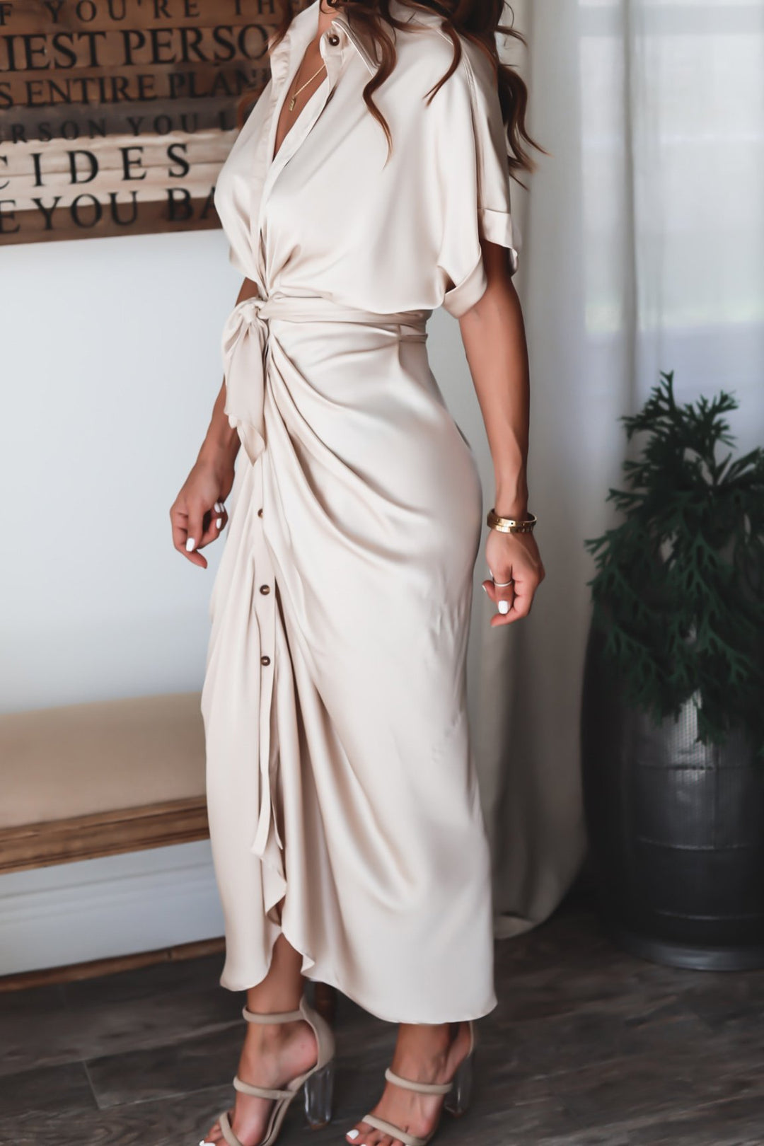 Abito donna lungo elegante con bottoni, per un look versatile e confortevole.
