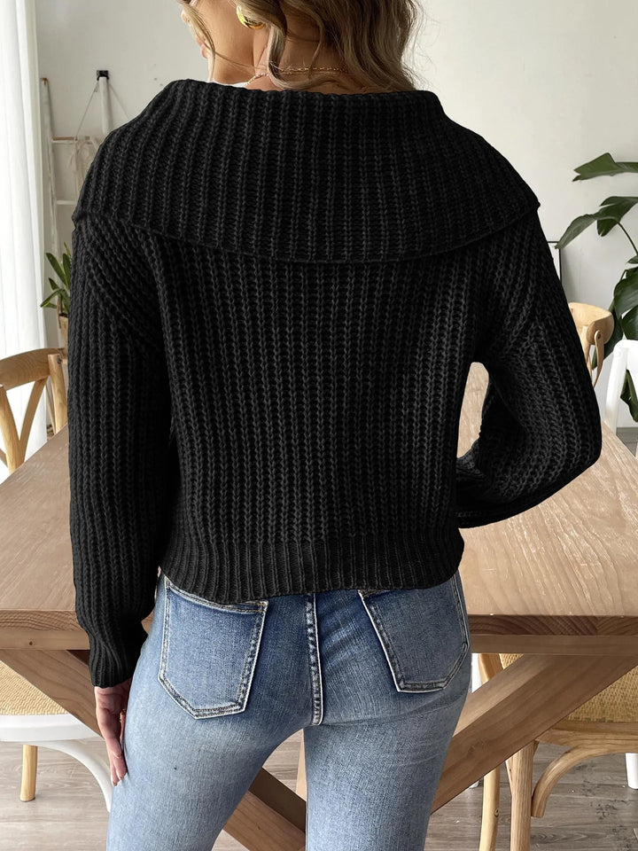 Maglione grigio donna a maniche lunghe, collo a margherita, maglieria aderente per un look elegante autunnale.