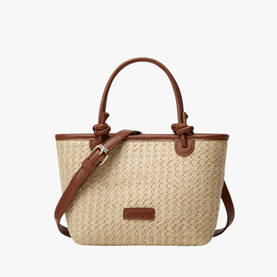 Donna con borsa in paglia intrecciata, accessorio estivo alla moda, perfetto per un look casual.