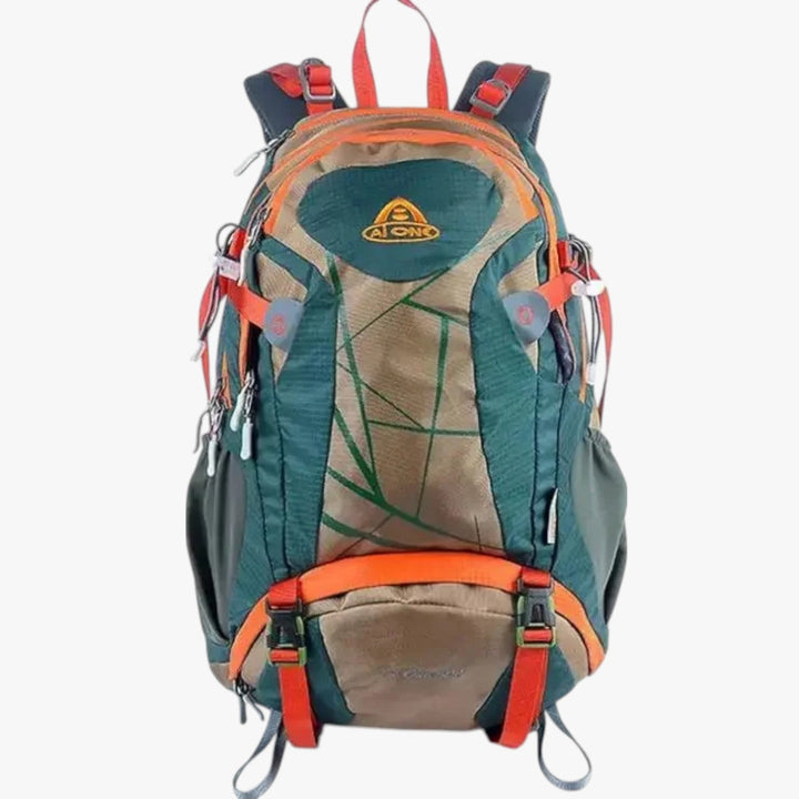 Vista frontale di zaino da trekking leggero 40L, versatile per uomo e donna, pronto all'uso sportivo.