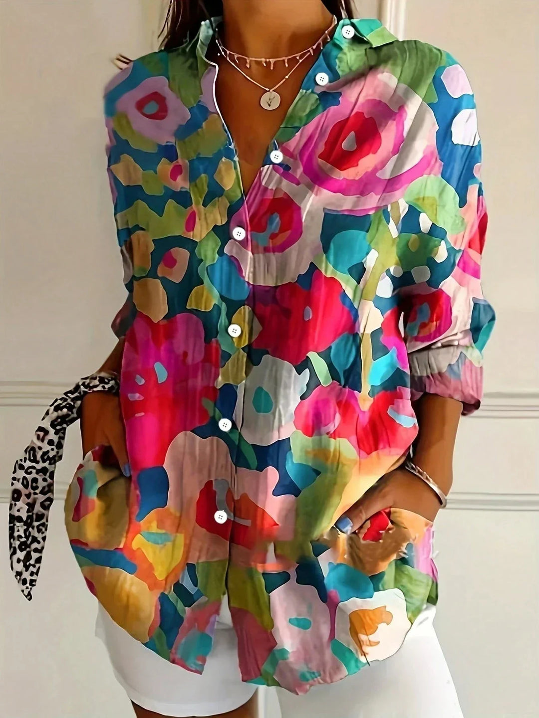 Blusa donna con stampa floreale vivace e multicolore, maniche lunghe e vestibilità ampia, per un look di tendenza.