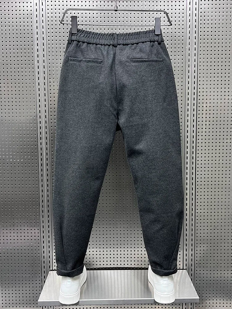Pantaloni eleganti slim fit per uomo, un must-have per lavoro, eventi o stile streetwear curato.