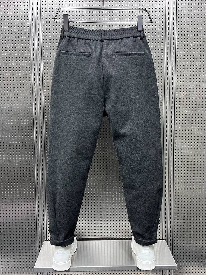 Pantaloni eleganti slim fit per uomo, un must-have per lavoro, eventi o stile streetwear curato.