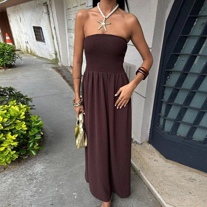 Abito lungo da donna con scollo senza spalline, fluido e leggero, perfetto per un look estivo chic.