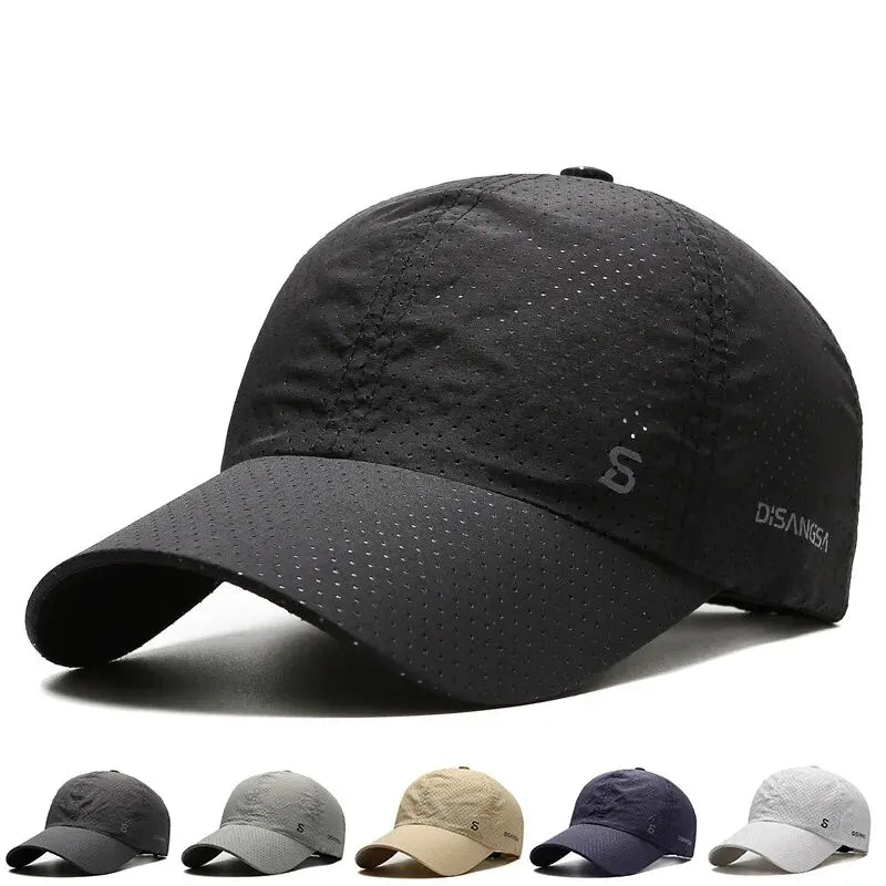 Cappello da corsa uomo traspirante con visiera regolabile, ideale per running e sport outdoor estivi.