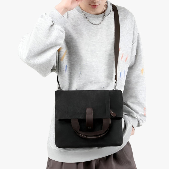 Borsa a tracolla messenger grigia in tessuto resistente, pratica per l'uomo in movimento.