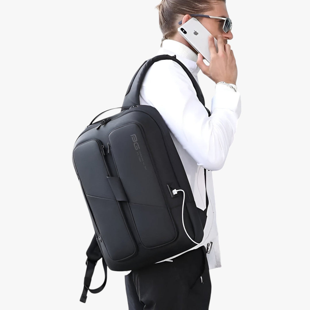 Dettaglio zaino da uomo nero con porta USB esterna per ricarica, pratico per laptop e device in viaggio.