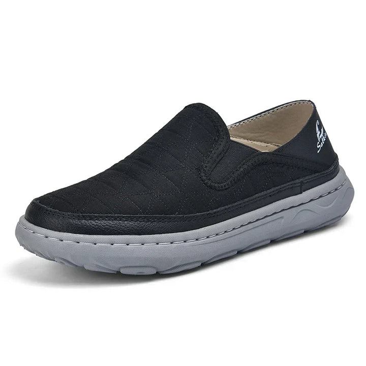Mocassini uomo verdi militari con design slip-on trapuntato, comfort flessibile e facili da indossare.