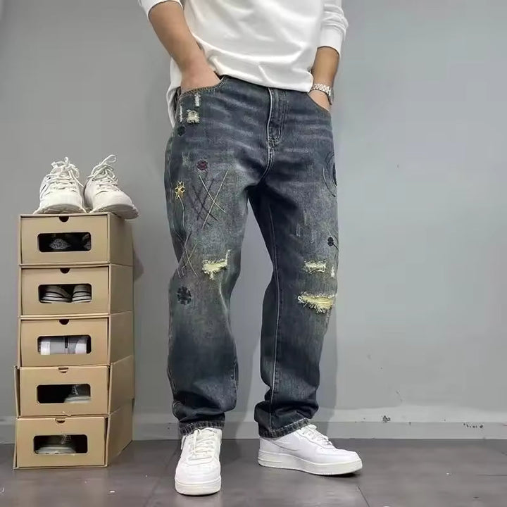 Jeans uomo fit comodo blu grigio, stile vissuto con strappi. Pantaloni ideali per un look rilassato e alla moda.