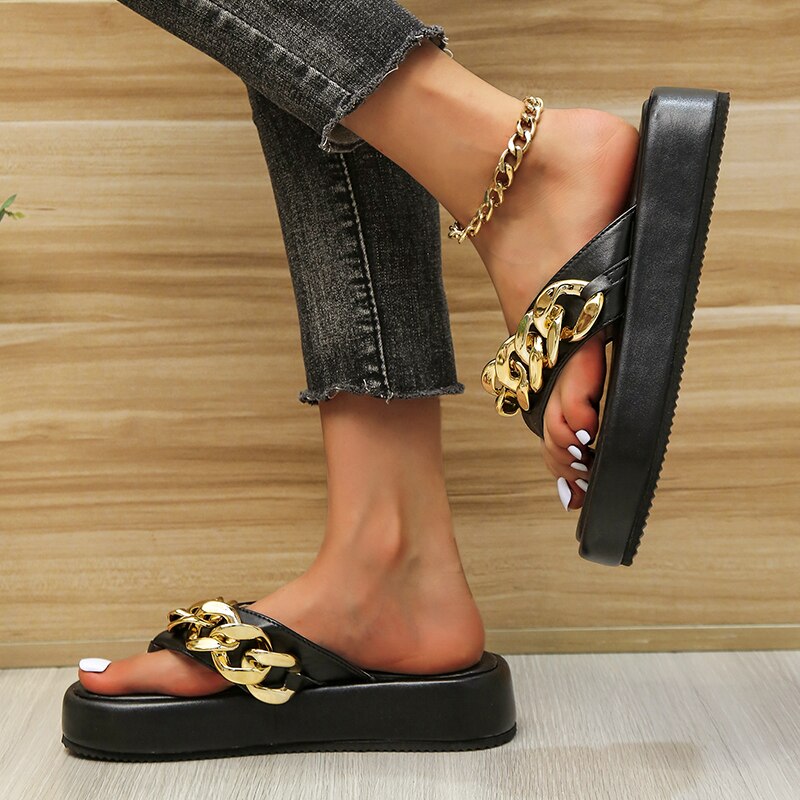 Ballerine donna casual chic con catena, design slip-on e punta arrotondata. Ideali per comfort e moda.