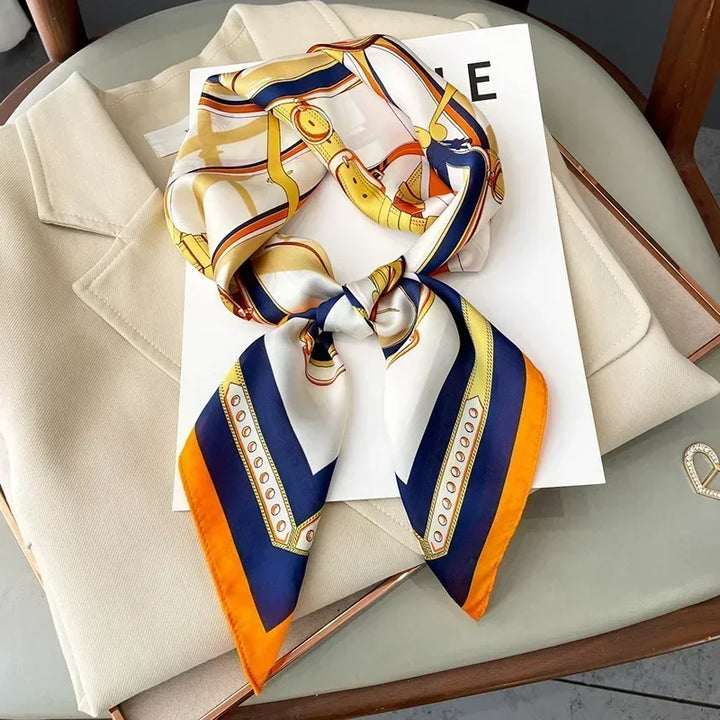 Foulard donna chic in raso, stampa esclusiva, ideale per aggiungere un tocco di classe.
