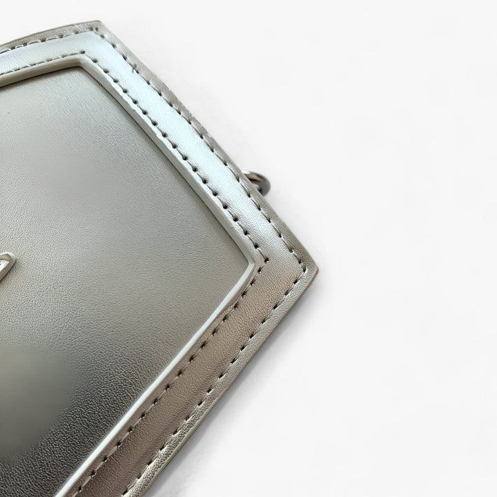 Stile unico: borsa a mano donna sintetica con catena geometrica. Un accessorio moda versatile ed elegante.