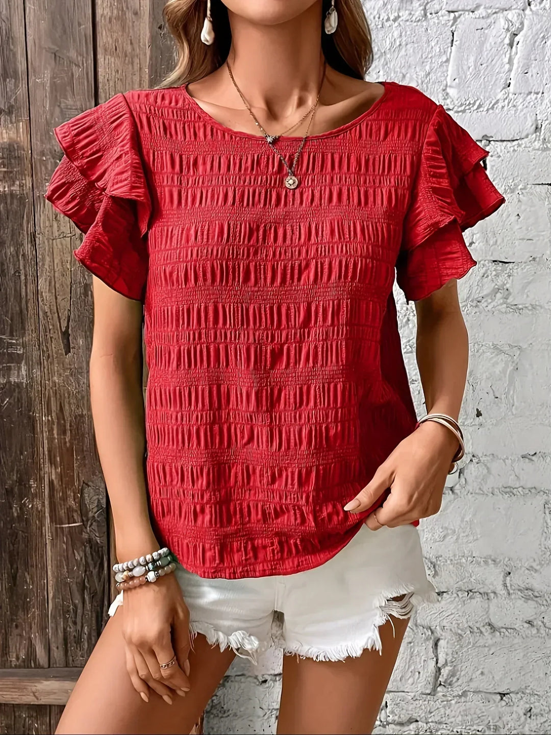 Blusa con volant donna, un top femminile e di tendenza, per valorizzare ogni look con eleganza.