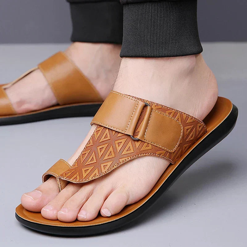 Vista frontale sandali uomo, robusti e confortevoli, perfetti per ogni avventura estiva. Moda uomo casual.