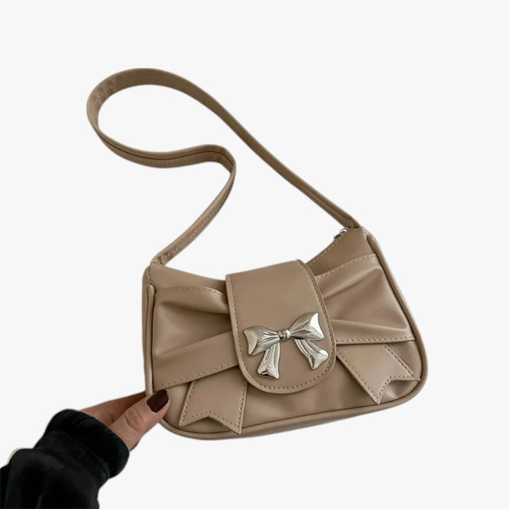 Pochette donna elegante, un essenziale per completare outfit sofisticati con stile impeccabile.