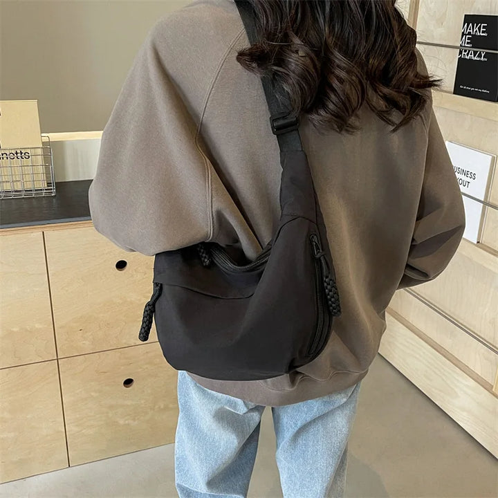 Accessorio viaggio donna: borsa a tracolla oversize con scomparti organizer.
