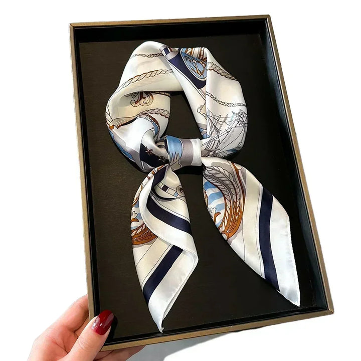 Accessorio moda femminile: foulard in raso satinato con stampa delicata ed elegante.