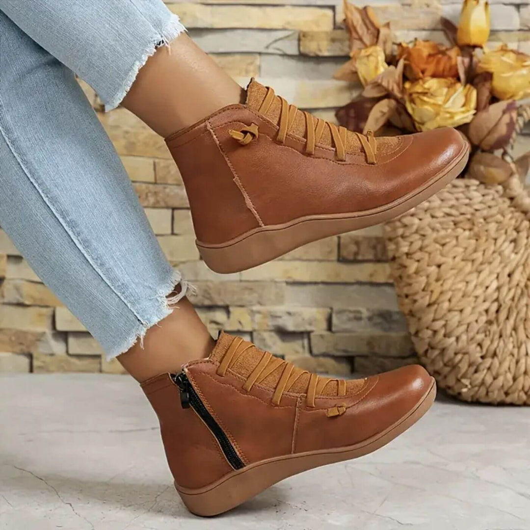 Stivali alla caviglia rossi, moda donna, con tacco stabile. Scarpe eleganti e comode per il quotidiano.