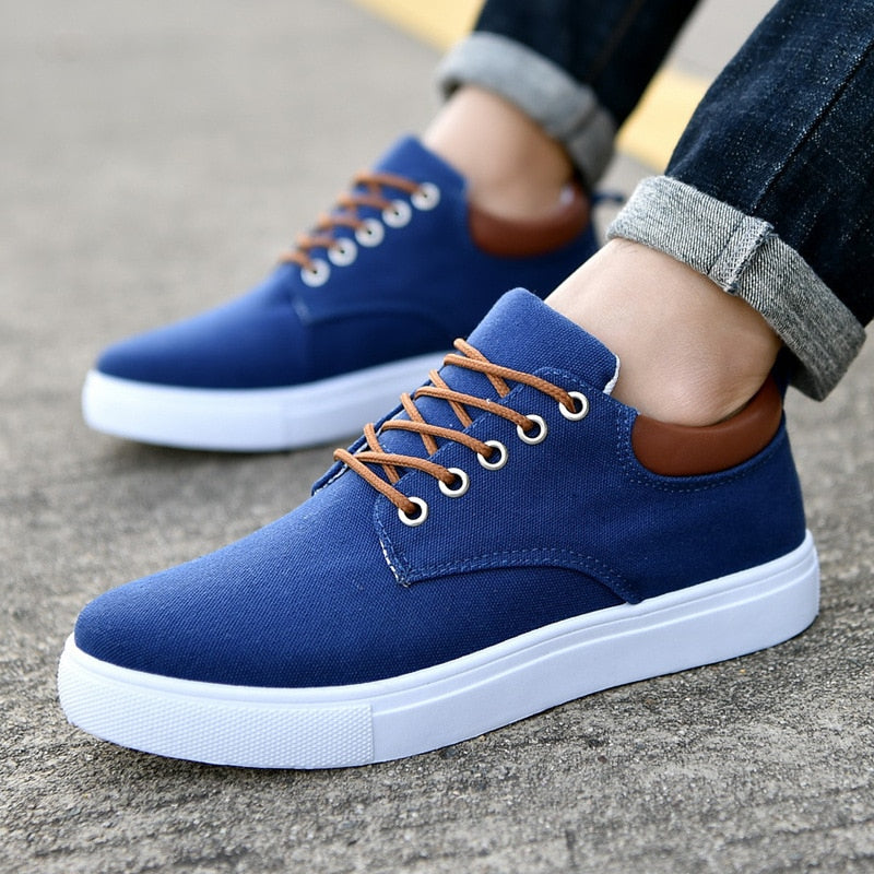 Scarpe da uomo sportive, sneakers con lacci e suola bianca per massimo comfort durante l'uso.