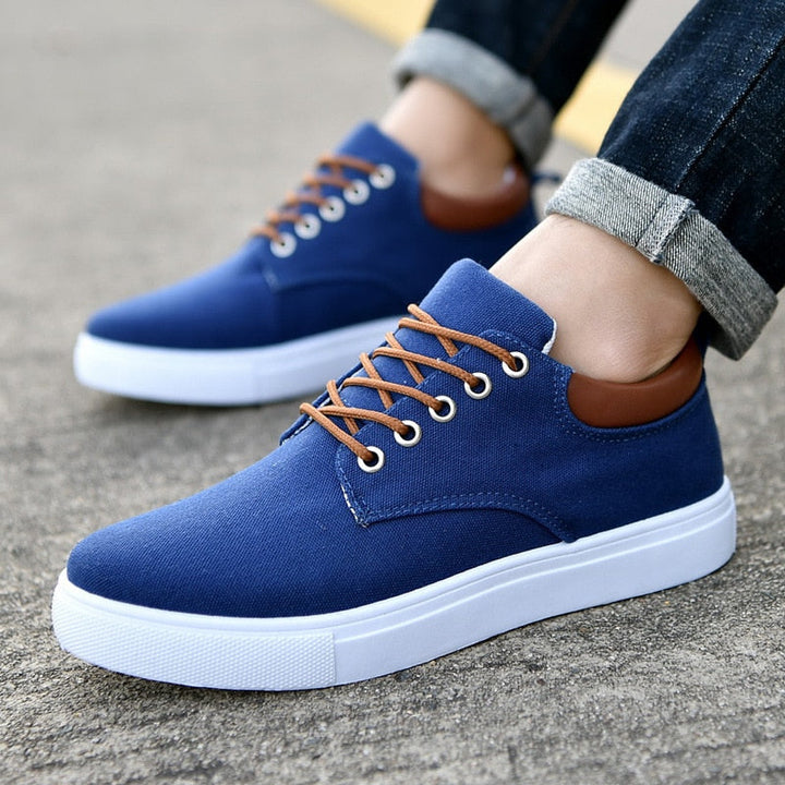 Scarpe da uomo sportive, sneakers con lacci e suola bianca per massimo comfort durante l'uso.