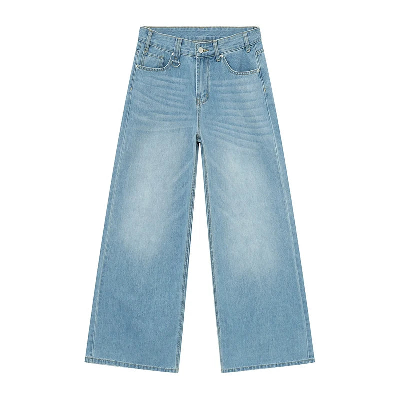Dettaglio dei jeans larghi uomo, lavaggio vintage, perfetti per lo stile streetwear e moda maschile Y2K.