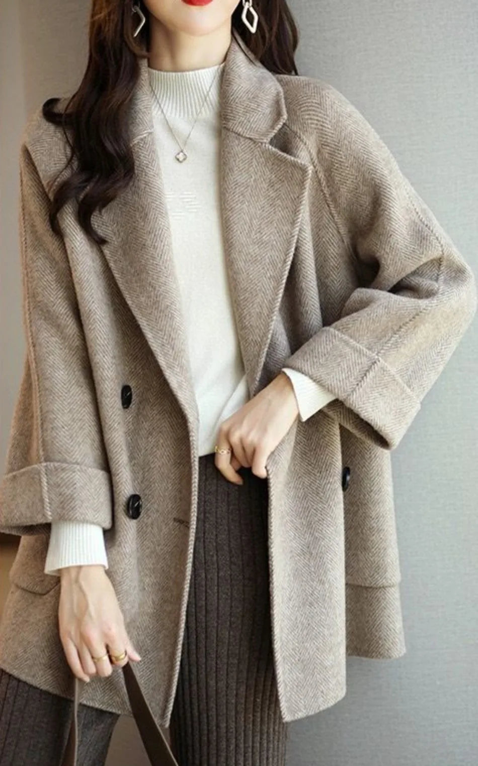 Moda donna: giacca invernale doppiopetto con rever, calda ed elegante, ideale per ogni occasione.