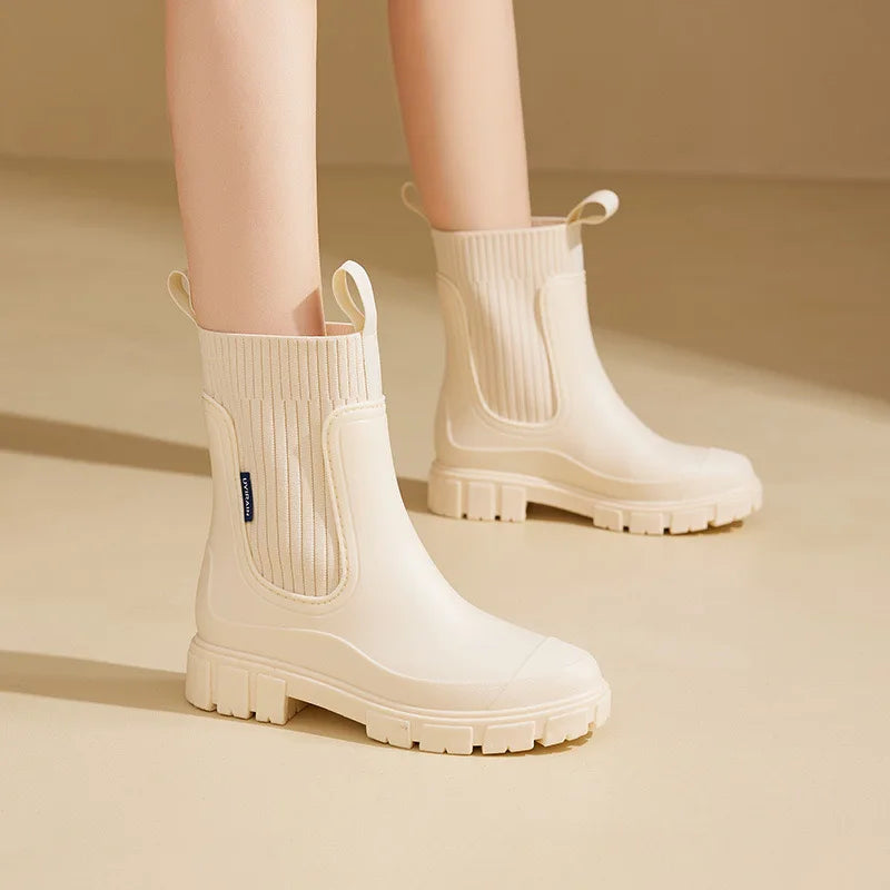 Stivali da pioggia neri da donna. Impermeabili, eleganti e comodi, perfetti per la moda autunno/inverno.