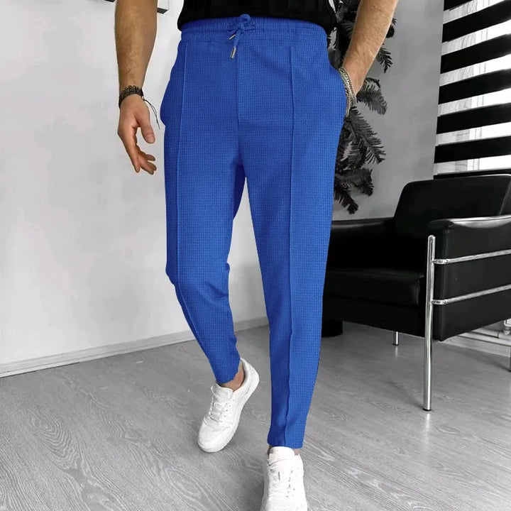 Pantaloni uomo jogger, stile slim fit con gamba affusolata. Eleganza casual per sport e tempo libero.