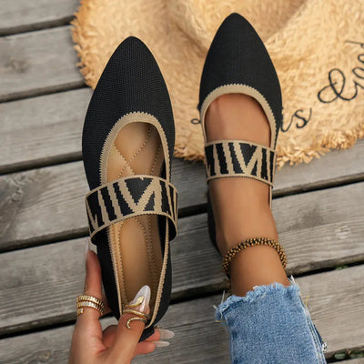 Pantofole da donna beige, ultra morbide e confortevoli. Calzature casual ed eleganti per il benessere quotidiano a casa.