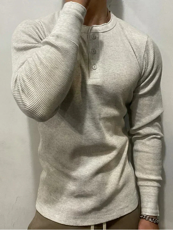 Maglietta uomo slim fit con collo Henley e maniche lunghe. Ideale per look retrò o casual a strati. Abbigliamento maschile.