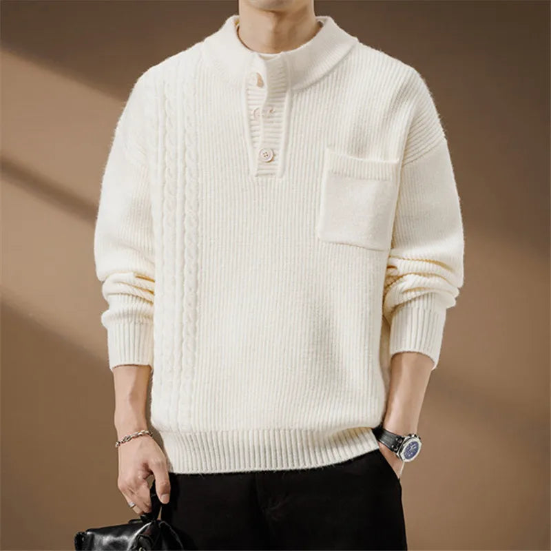 Dettaglio maglione uomo Henley, collo con bottoni, taschino e trama a treccia, classico abbigliamento uomo.