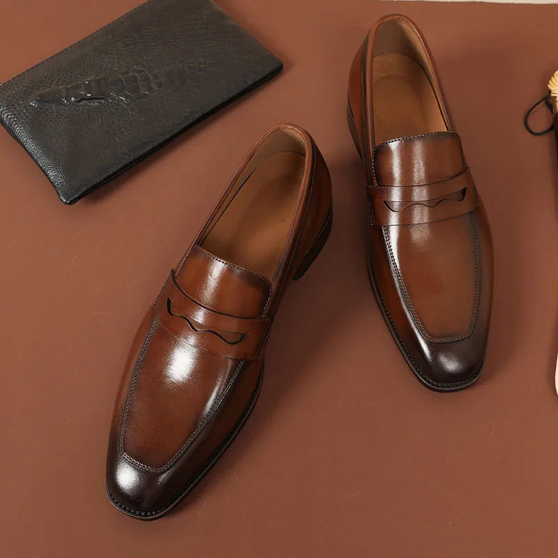 Scarpe eleganti da uomo: mocassini Downtown in primo piano. Perfetti per l'ufficio o per un evento, uniscono stile e comfort.