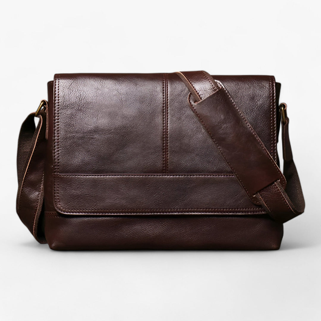 Interno organizzato della borsa messenger marrone, ideale per tablet, libri e documenti.