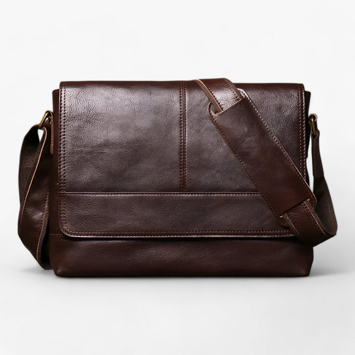 Interno organizzato della borsa messenger marrone, ideale per tablet, libri e documenti.