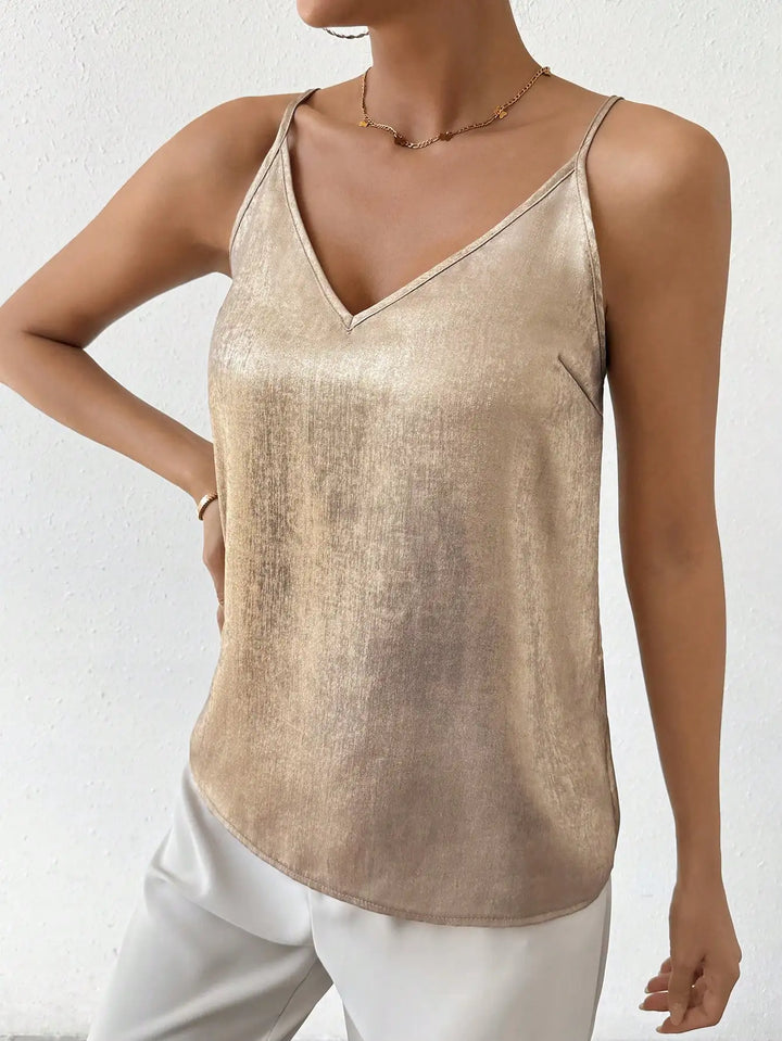 Top cami donna elegante color crema, versatile con scollo a V e spalline sottili, perfetto per serate o layering.