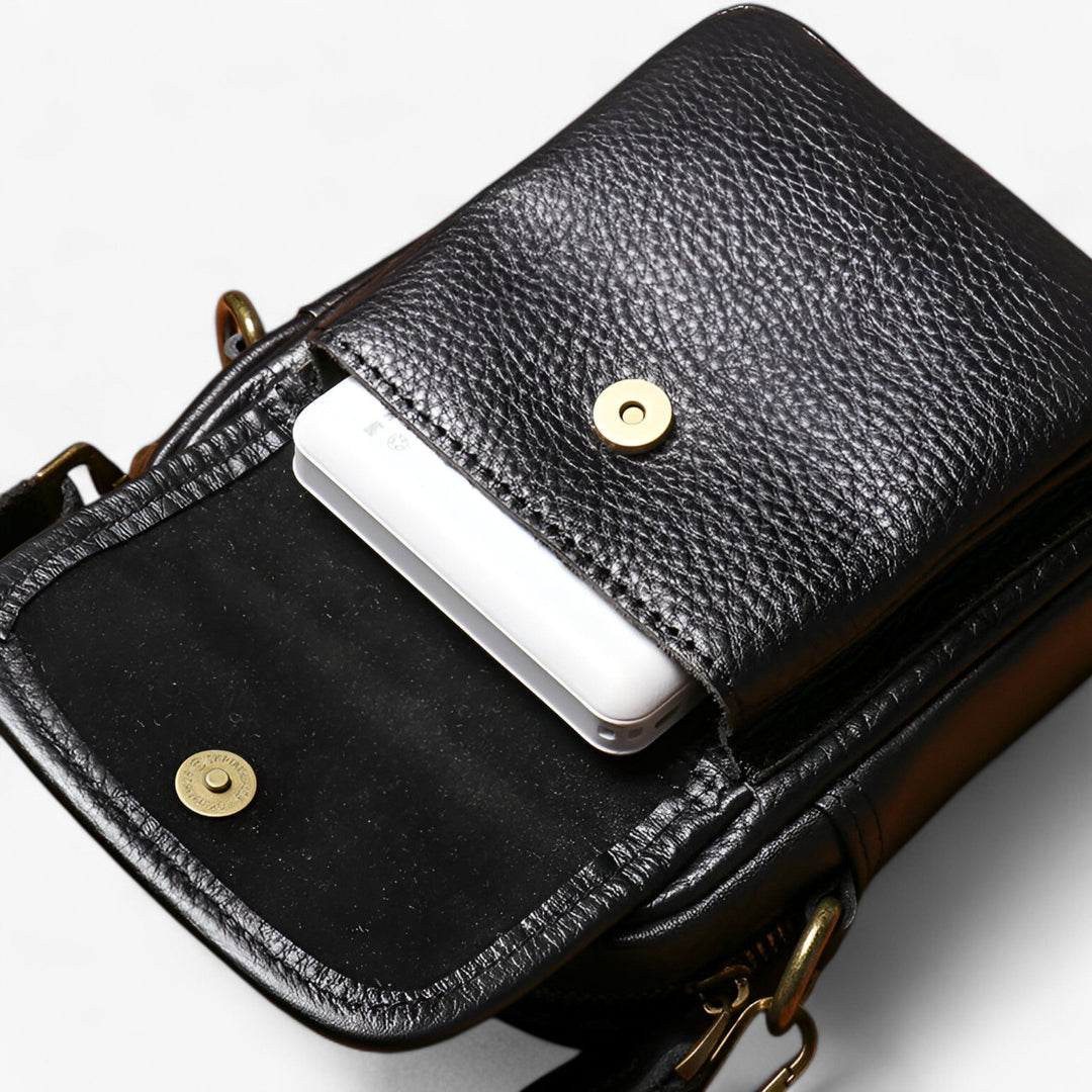 Elegante borsa a tracolla nera per uomo, accessorio compatto e versatile per il look di ogni giorno.