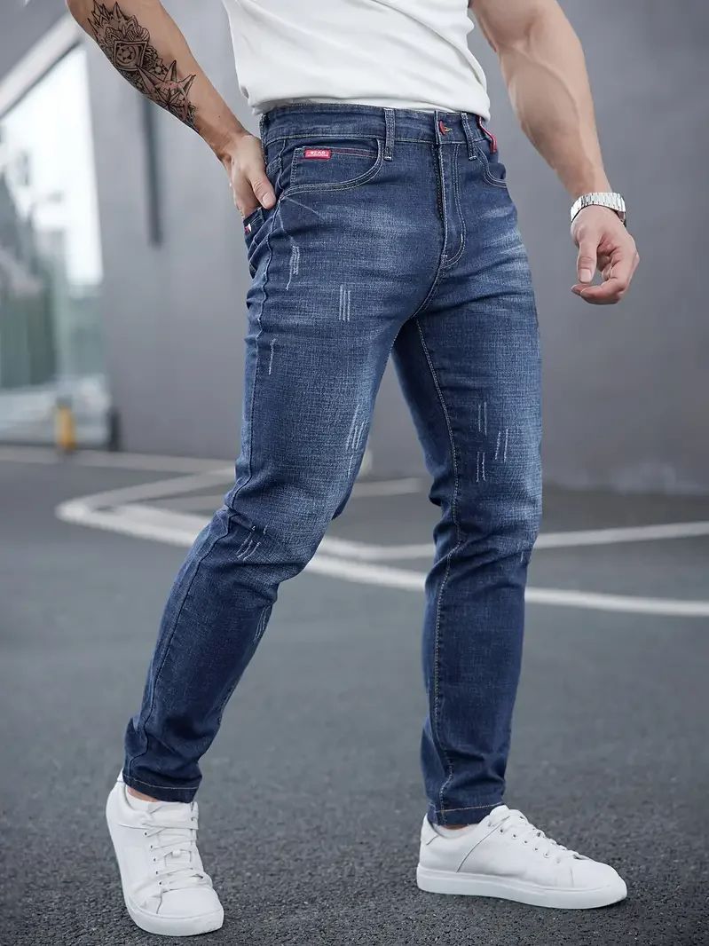 Pantaloni jeans uomo vita media tapered, chiusura bottoni. Denim blu scuro, vestibilità slim per comfort.