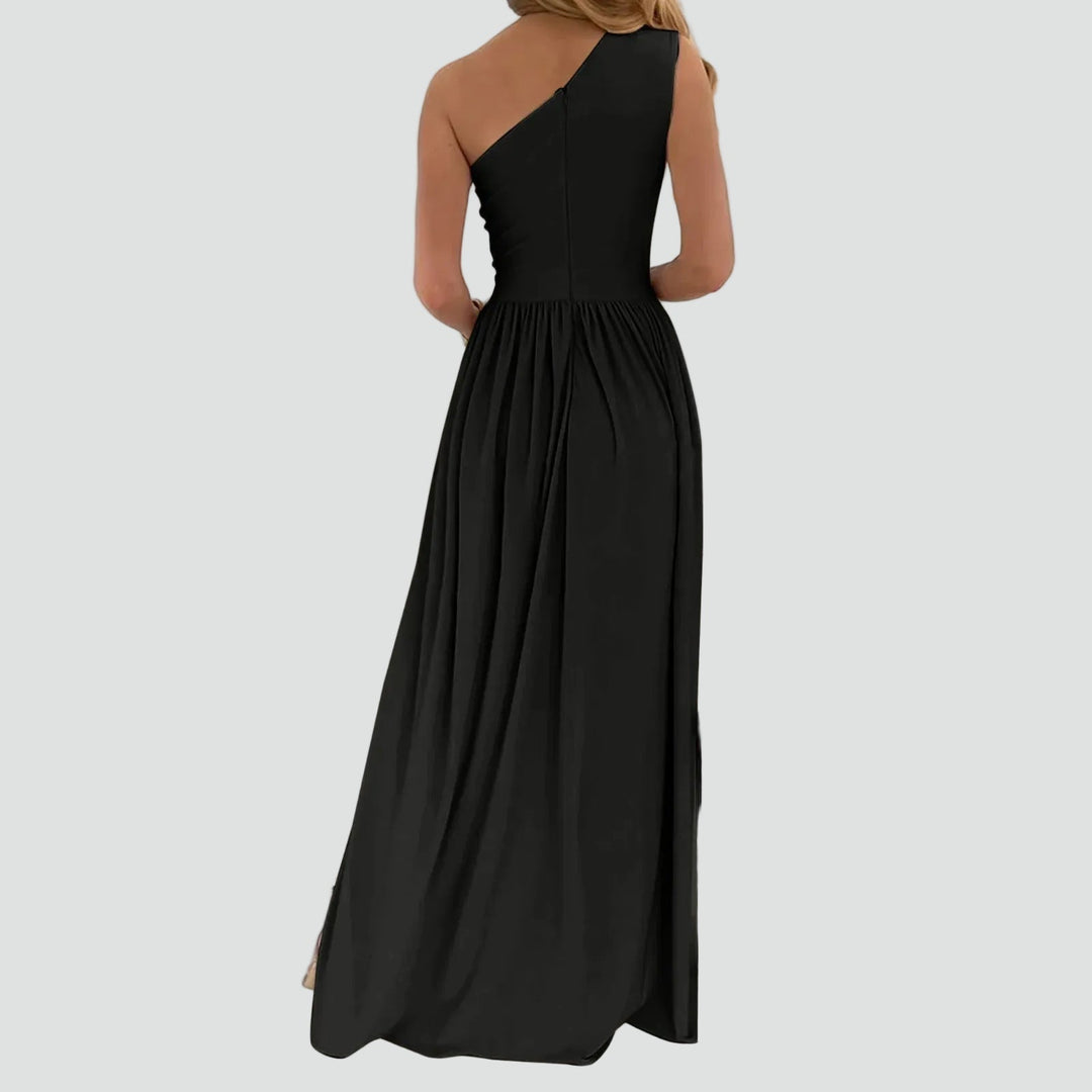 Abito lungo da donna con silhouette fluida e spacco, design asimmetrico per un look da sera glamour.