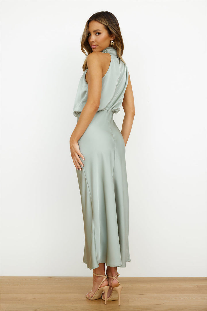 Abito midi donna con scollo asimmetrico, aderente. Ideale per la moda estiva e autunnale.