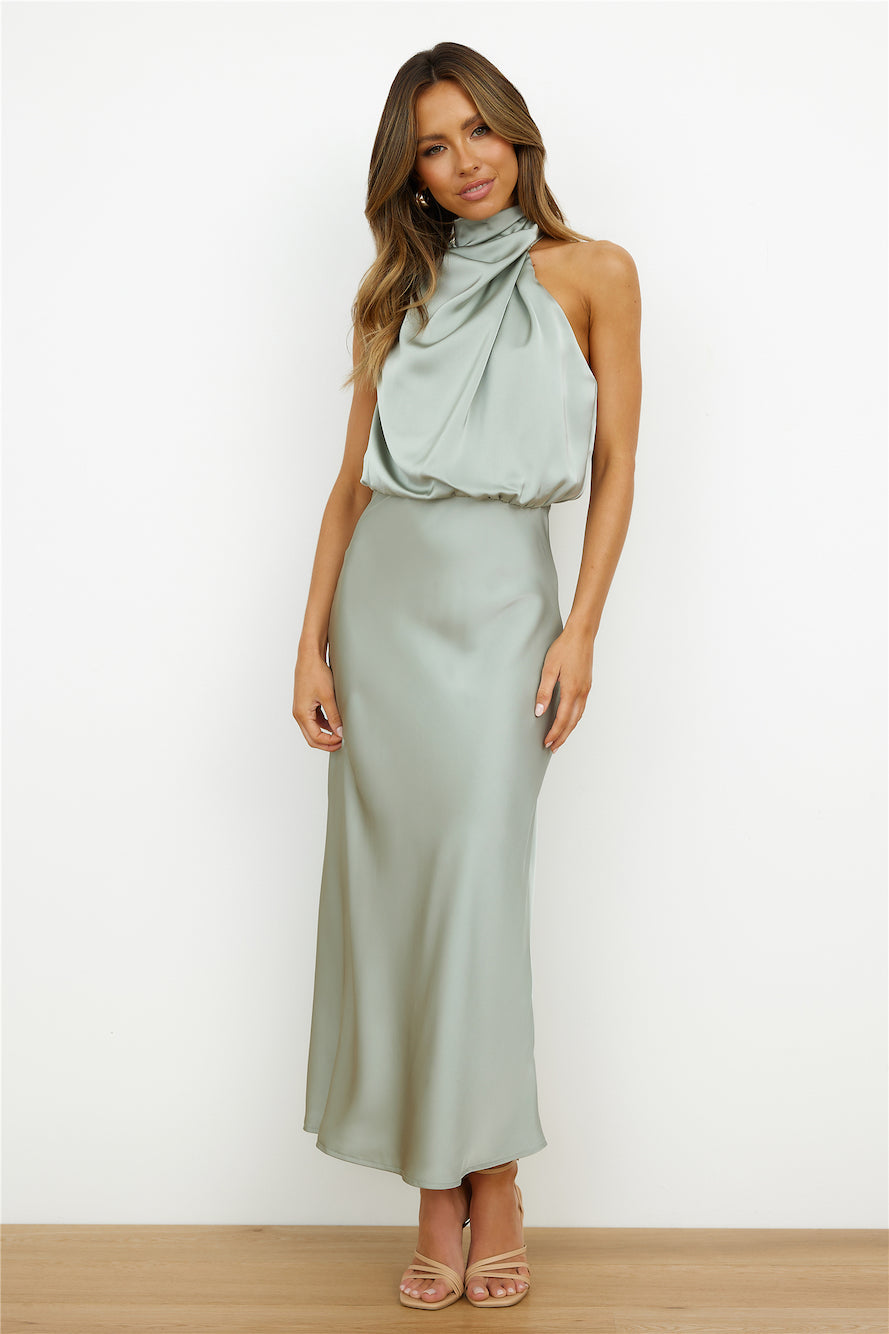 Vestito elegante midi aderente con scollatura asimmetrica per donna. Look primaverile.