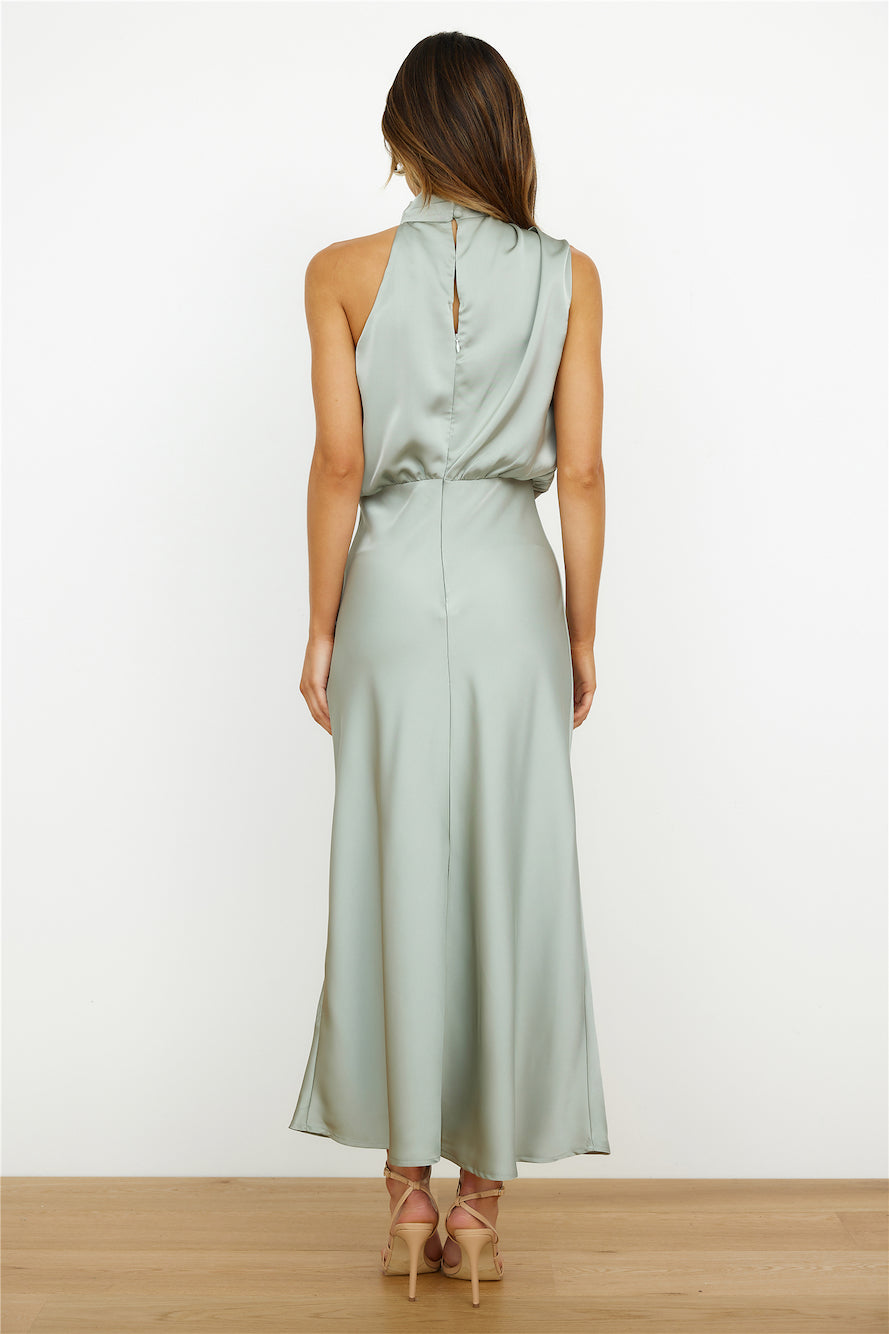 Vestito aderente midi donna. Design asimmetrico e scollo halterneck. Stile versatile.