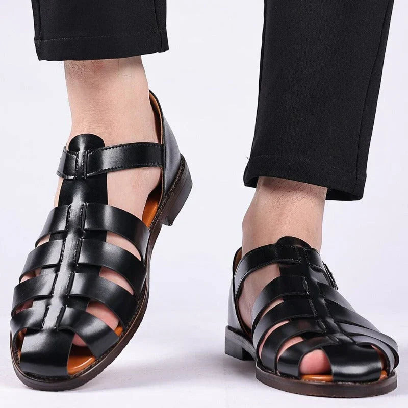 Sandali uomo estivi in pelle marrone con fibbia regolabile, garantiscono stile, comfort e traspirabilità.