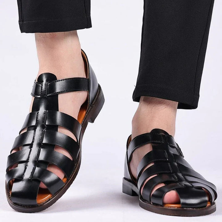 Sandali uomo estivi in pelle marrone con fibbia regolabile, garantiscono stile, comfort e traspirabilità.