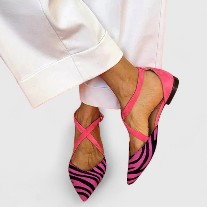 Sandali donna flat zebrati animalier, con design incrociato e punta affusolata. Tendenza moda per primavera/estate.