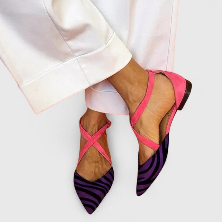 Sandali donna D'Orsay zebrati, flat e con punta affusolata. Design incrociato, ideali per la moda primavera estate.