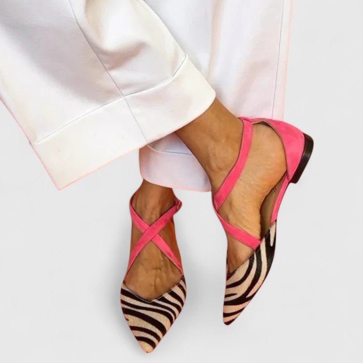 Sandali bassi donna zebrati con fasce incrociate e punta affusolata. Design animalier D'Orsay per estate e primavera.
