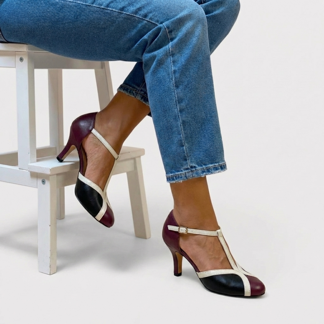 Scarpe da sera donna: sandali T-bar con tacco a spillo e dettagli patchwork metallizzato blu e rosso scuro.