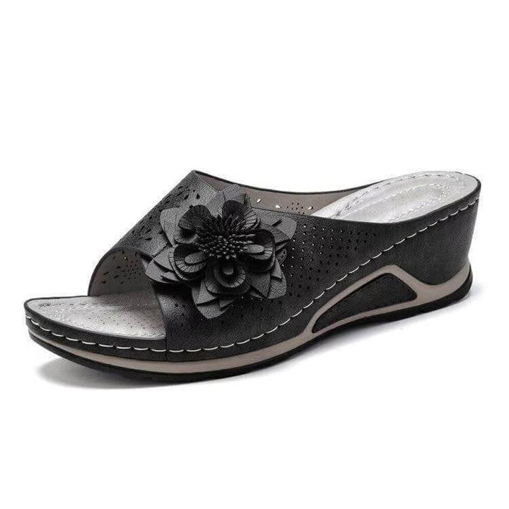 Eleganti sandali donna con zeppa, dettaglio floreale. Ottimi per moda estiva, offrono comfort e stile casual.