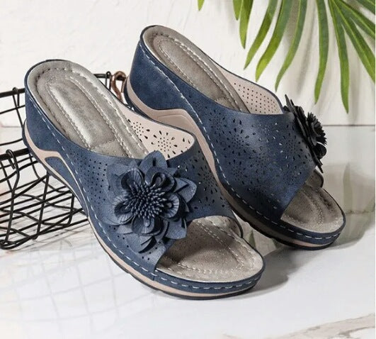 Sandali con zeppa per donna, comfort assicurato con supporto plantare. Design floreale, perfetti per look estivi casual.