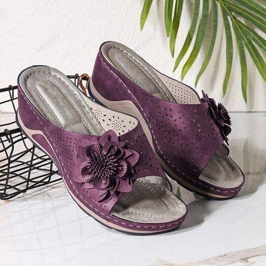 Sandali donna con zeppa confortevoli, decorati con applicazione floreale. Ideali per l'estate, stile casual-elegante.